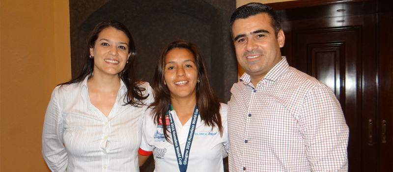 La Subdirectora General de Diario de Colima, Patricia Sánchez Espinosa, y el diputado Riult Rivera Gutiérrez, con la portera colimense Jessica Alejandra Camacho Silva, quien se coronó campeona del mundo en el “Homeless World Cup 2016” de Street Soccer.