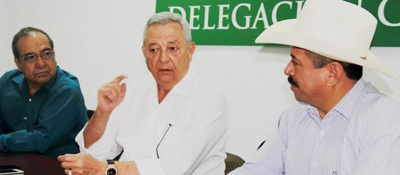 El Diputado Federal, Luis Ayala; el delegado de la Sagarpa, Carlos Salazar Preciado, y el alcalde de Tecomán, José Guadalupe García Negrete.
