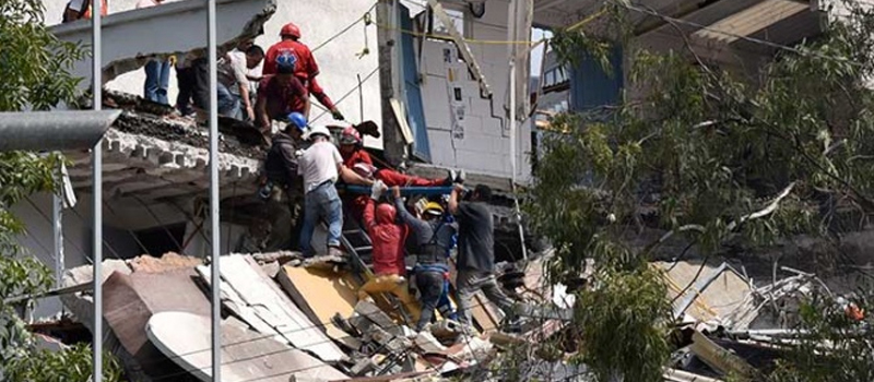 El edificio número 286 de la Avenida Álvaro Obregón se derrumbó ayer tras el sismo. 