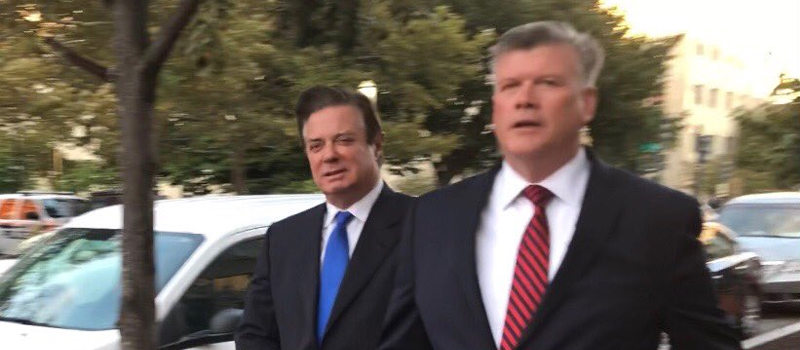 Paul Manafort y su abogado arribando a las oficinas centrales del FBI. 