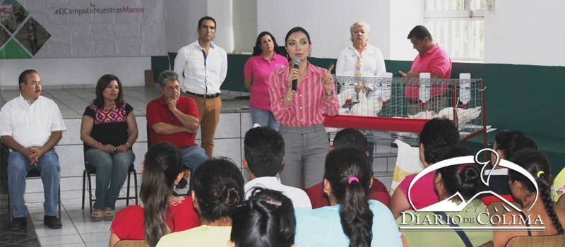 La subsecretaria de Sagarpa, Mely Romero Celis, entregó 500 paquetes avícolas de autoconsumo a mujeres de Armería, consistentes en una jaula, 10 gallinas ponedoras y dos sacos de alimento.