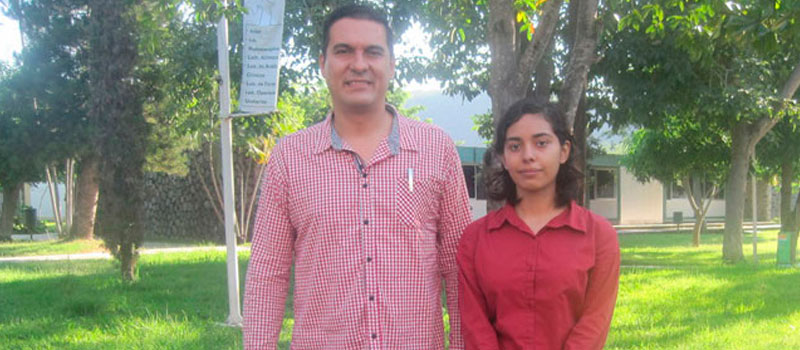 Doctor Roberto Atilano Coral, y la estudiante, Tracy Valencia.