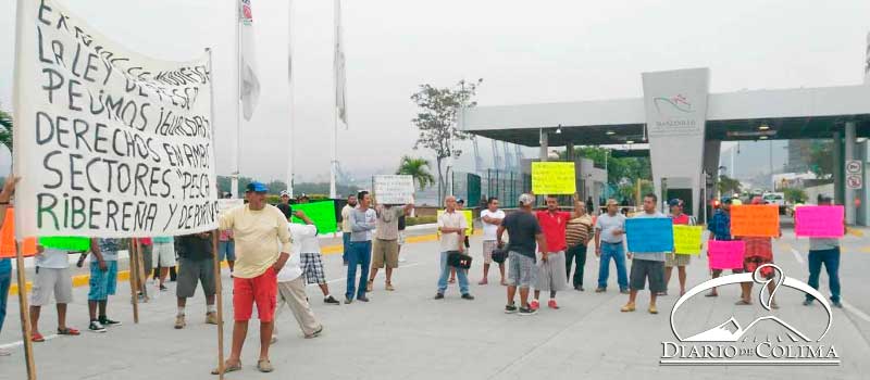 Aproximadamente 100 pescadores bloquearon por casi 2 horas el puerto, por la zona de San Pedrito, para exigir al Gobierno Federal y autoridades en materia de pesca el cese de lo que consideran una persecución contra el sector.