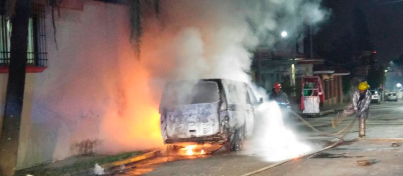 En la ciudad de Córdoba, esta mañana incinendiaron la camioneta del ex diputado federal panista, Víctor Serralde
