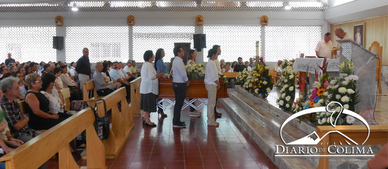En el templo de San Rafael se ofreció una misa de cuerpo presente para dar el último adiós al poeta Víctor Manuel Cárdenas Morales, quien falleció el domingo.