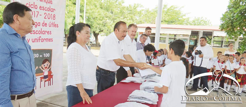 En Armería, el titular de la Secretaría de Trabajo, Vicente Reyna, y el alcalde Ernesto Márquez encabezaron la entrega de uniformes escolares a los alumnos de preescolar y primaria.