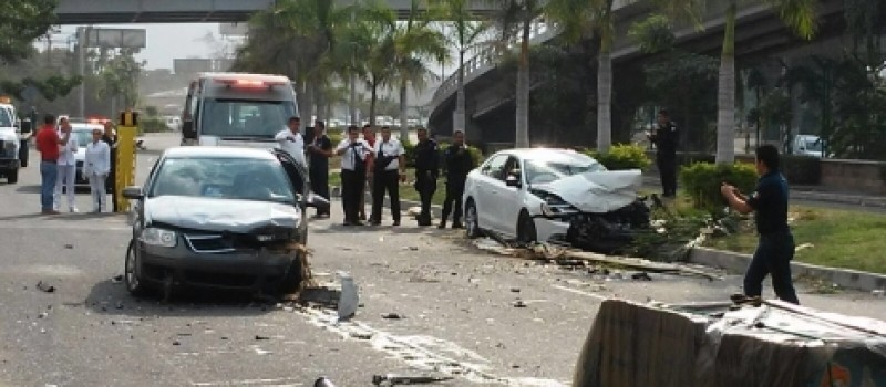 Un muerto y al menos dos heridos dejó como saldo un accidente automovilístico al parecer derivado de una balacera entre ocupantes de dos vehículos.