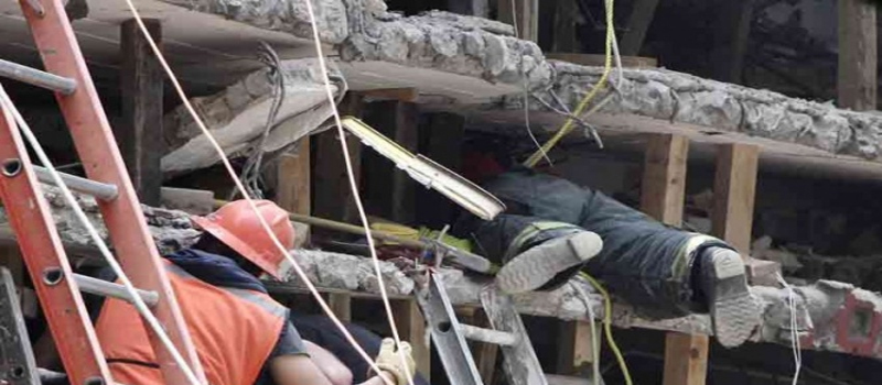 Continúan los trabajos de remoción de escombre y rescate en el multifamiliar de Tlalpan Sur, zona afectada por el sismo.