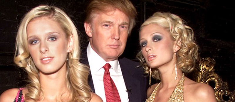 Las hermanas Hilton posan con Trump durante los ensayos para una entrega de premios de VH1 y Vogue en 2001.