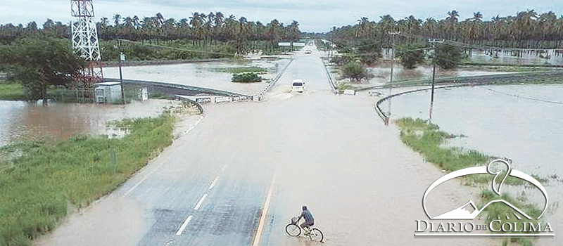 El camino al Aeropuerto Internacional de Playa de Oro se inundó por el desbordamiento del río Marabasco, sin embargo, la terminal aérea continuó con sus operaciones.