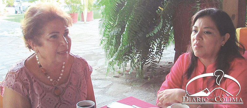 Pastora Ferráez (izquierda), presidenta del Patronato de la Casa Hogar para Mamás Solteras, anunció que el 21 de octubre se realizará un evento para recaudar fondos para la prevención de la violencia de género. La acompaña Zulema Martínez, representante en Tecomán de esa casa hogar.
