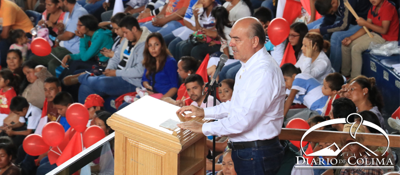 El secretario general de Gobierno, Arnoldo Ochoa González, durante su participación en el encuentro para festejar el 29º aniversario de Antorcha Campesina en Colima.