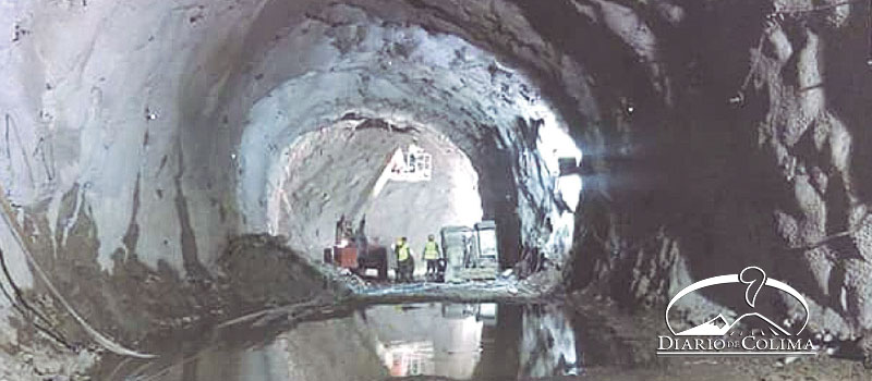 Mes y medio antes de lo programado concluyó la perforación del túnel ferroviario, logrando comunicar la sección del Portal API con el Portal Laguna, informó el director del Centro SCT Colima, Guido Mendiburu.
