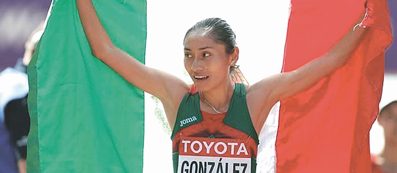 La marchista mexicana obtuvo la presea en la prueba de caminata 20 kilómetros; la competidora china, Jiayu Yang, se lleva el oro, por una milésima.