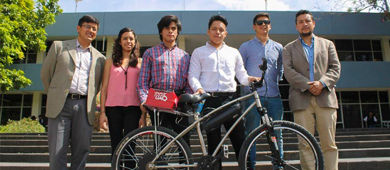 Alumnos de la Facultad de Ingeniería de la Universidad Autónoma de Querétaro presentaron la biclcleta eléctrica BiciUAQ.