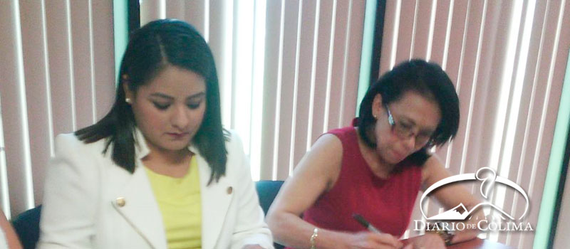 A la izquierda, la doctora Mariana Martínez Flores, durante la recepción del Instituto Colimense de las Mujeres (ICM), le entrega Yolanda Verduzco Guzmán.