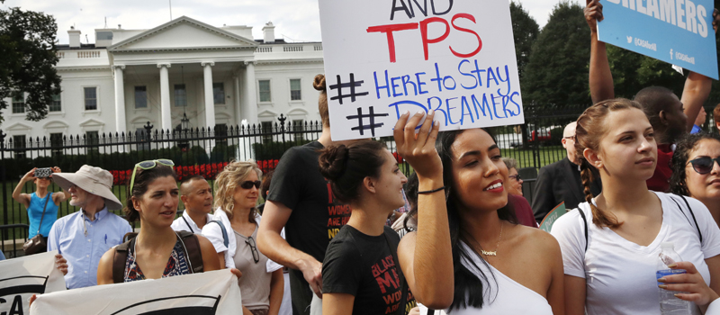 Yurexi Quinones, una estudiante universitaria de 24 años de Manassas, Virginia, protesta junto a Ana Rice, de 18 años también de Manassas en apoyo al programa DACA afuera de la Casa Blanca en Washington, el martes 5 de septiembre. 