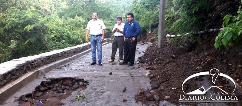 El alcalde de Armería, Ernesto Márquez, supervisó los daños en la obra de remozamiento del Callejón Reforma, a consecuencia de la mala calidad de los materiales.