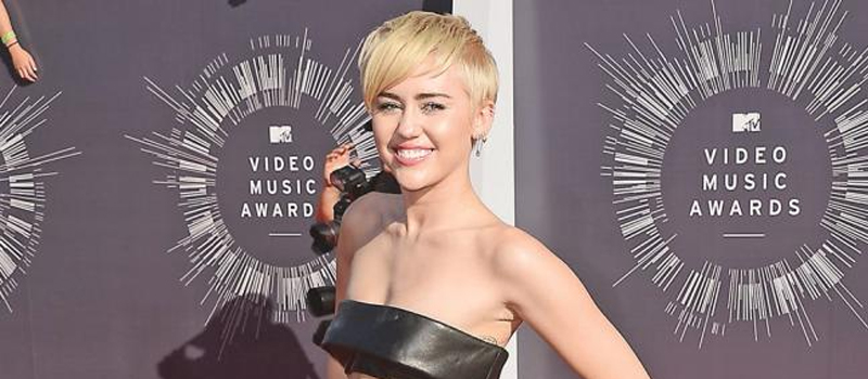 La artista estadounidense Miley Cyrus anunció hoy mediante una fotografía en su web oficial que su nuevo álbum de estudio llevará por título 