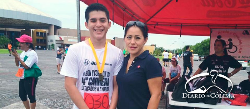 Luis Raúl Lugo Trejo obtuvo el tercer lugar en la carrera de 3 kilómetros, lo acompaña su mamá Guadalupe Trejo Montelón.