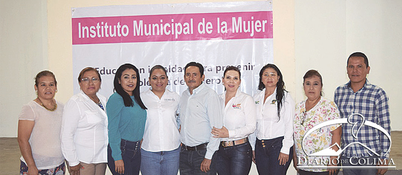 Aleida Ramos (tercera, de izquierda a derecha), titular de IMM de la Mujer en Ixtlahuacán, destacó los apoyos para combatir la violencia contra las mujeres. La acompañan, el alcalde Crispín Gutiérrez (al centro) y la presidenta del DIF, María de Jesús Gutiérrez.