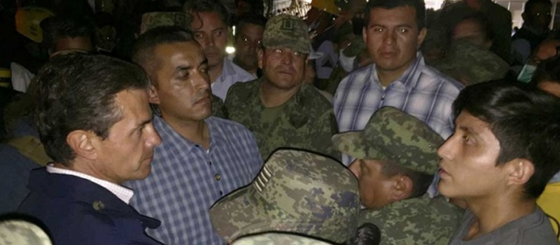 El presidente Enrique Peña Nieto en un recorrido en la CDMX tras el sismo.