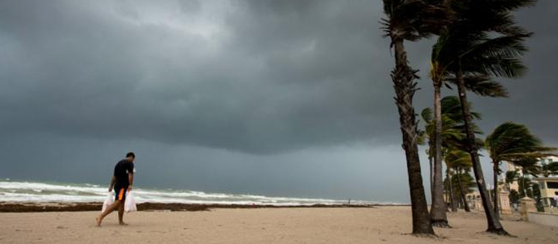 Un hombre pasea por una playa en medio de fuertes vientos y un cielo amenazador en Florida, mientras el huracán Irma se acerca al estado. 