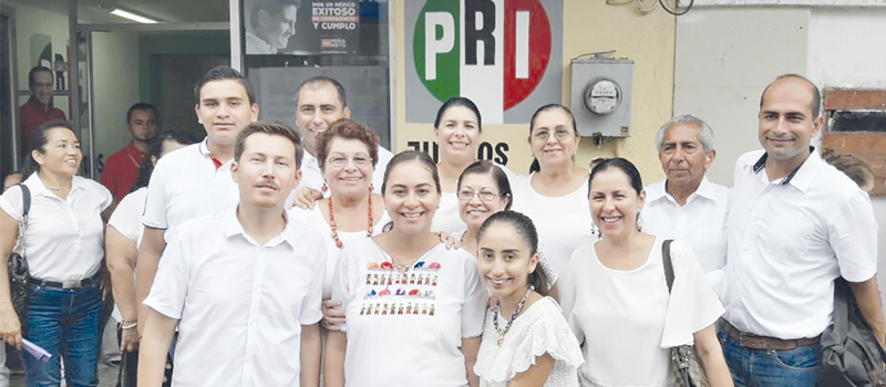Al frente, del lado izquierdo el candidato a la dirigencia municipal del PRI, Rubén Álamo Navarro, junto a la aspirante a la Secretaría General, Andrea Naranjo, acompañados por algunos integrantes de la planilla y amigos.
