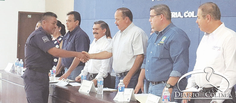Los agentes de la Dirección de Seguridad Pública de Armería acreditaron el módulo “La función del primer respondiente y la ciencia forense, aplicado al lugar de los hechos”, informó el alcalde Ernesto Márquez, durante la clausura del evento.