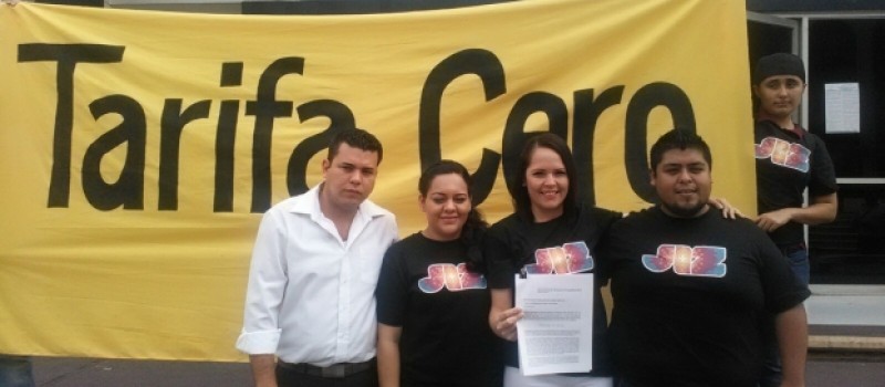 La ex candidata del PRD a la gubernatura de Colima, Martha Zepeda del Toro, acompañó a los jóvenes que presentaron la propuesta 